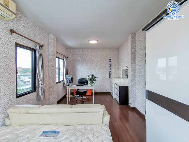 *****บ้านแฝดมือสองย่านนนทบุรี ม.ลิฟวิ่งพาร์ค พระราม5 บนเนื้อที่ 36.40 ตร.ว. ฟังก์ชันจัดเต็ม 4 ห้องนอน 4 ห้องน้ำ บ้านสวยพร้อมเข้าอยู่ สไตล์โมเดิร์น น่าอยู่ พื้นที่เยอะมาก แถมฟรี !! เครื่องปรับอากาศ 3 เครื่อง บนทำเลศักยภาพ เดินทางสะดวก เชื่อมต่อถนนหลายเส้นทาง ใกล้ทางด่วน "ศรีรัช"